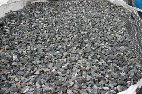 Kamenclub.ru: Щебень крошка черный (мрамор) фр. 5-10 мм.  купить в Королеве мрамор черный с белыми прожилками, черный, белый мраморная крошка декоративная ландшафтная 11000 руб/т   фото КАМЕНЬ КЛУБ