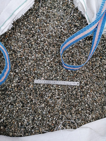 Kamenclub.ru: Галька речная окат (серая) фр.3-5 мм купить  в Королеве галька речная серая бежевый темно-серый окатанный речной камень округлый 9500 руб/т   фото КАМЕНЬ КЛУБ