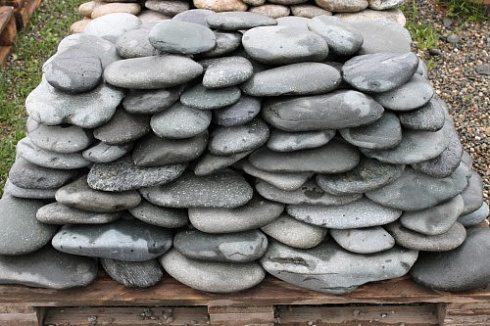 Kamenclub.ru: Галька речная плоская (темно-серая) фр. 100-200-300 мм. купить  в Королеве галька речная плоская темно-серый, серый, синий речной галечник плоский 9000 руб/т   фото КАМЕНЬ КЛУБ