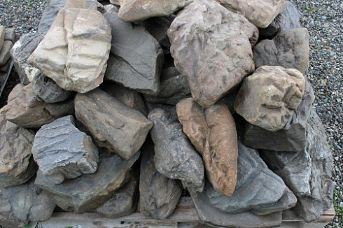 Kamenclub.ru: Песчаник декоративный ландшафтный (фр. 300-500 мм)  купить в Королеве песчаник желтый рыжий серый зеленый валун речной окатанный природный песчаника 4 500 руб/т   фото КАМЕНЬ КЛУБ