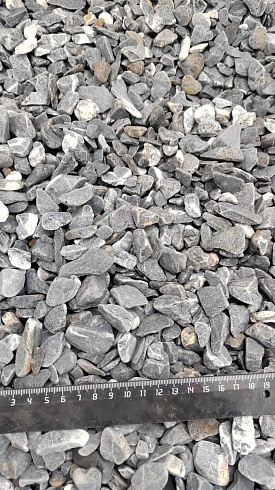 Kamenclub.ru: Щебень галтованный черный (мрамор) фр.10-20 мм.  купить в Королеве мрамор черный с белыми прожилками, черный, белый окатанный округлый ландшафтный декоративный щебень 15000 руб/т   фото КАМЕНЬ КЛУБ