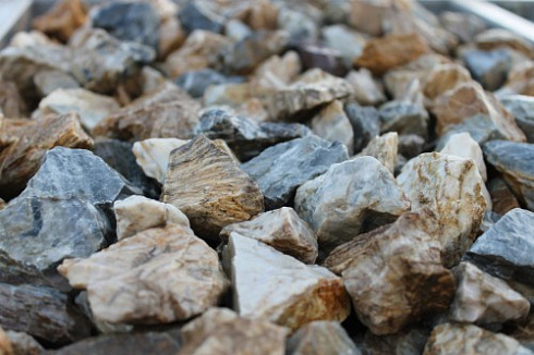 Kamenclub.ru: Мраморная крошка (щебень крошка медовый) фр. 20-40 мм.  купить в Королеве мрамор бежевый рыжий желтый ландшафтная мраморная крошка 12000 руб/т   фото КАМЕНЬ КЛУБ