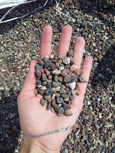 Kamenclub.ru: Галька речная окат цветная фр.5-10 мм. купить  в Королеве галька речная белый, серый, красноватый, синий, темно-серый речная окатанная галька декоративная 6800 руб/т   фото КАМЕНЬ КЛУБ