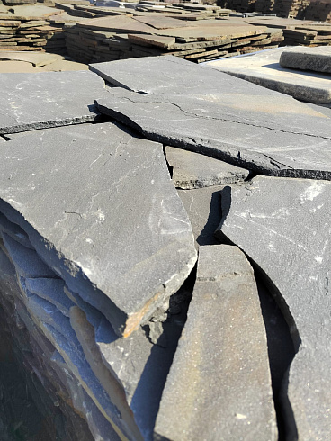 Kamenclub.ru: Песчаник пластушка светло-серый (3,0 см)  купить в Королеве песчаник светло-серый, серый песчаник рваный ландшафтный колотый 13800 руб/м3   фото КАМЕНЬ КЛУБ