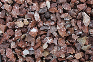 Kamenclub.ru: Мраморная крошка (щебень крошка розовый) фр. 40-70 мм.  купить в Королеве мрамр розовый, красный мраморный декоративный 11000 руб/т   фото КАМЕНЬ КЛУБ