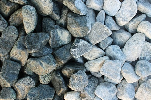 Kamenclub.ru: Щебень галтованный зеленый (змеевик) фр. 50-100 мм.  купить в Королеве галтовка мраморная зеленый, салатовый мрамор 12 500 руб/т   фото КАМЕНЬ КЛУБ