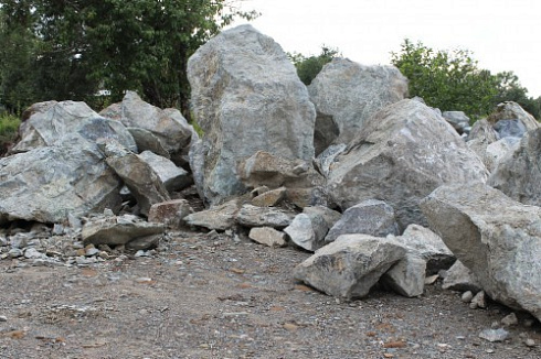 Kamenclub.ru: Змеевик скальник фр. 500-1500 мм.  купить в Королеве змеевик зеленый серый черный глыба скальная колотая 7500 руб/т   фото КАМЕНЬ КЛУБ