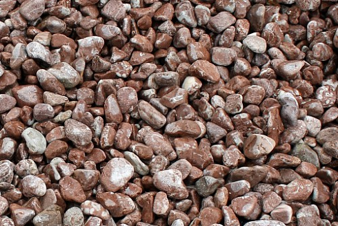 Kamenclub.ru: Мраморная крошка (щебень галтованный розовый) фр.5-10 мм.  купить в Королеве мрамор розовый, красный окатанный мраморный щебень декоративный ландшатфный 15000 руб/т   фото КАМЕНЬ КЛУБ