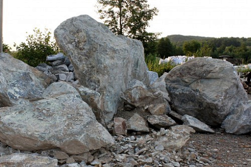 Kamenclub.ru: Змеевик скальник фр. 500-1500 мм.  купить в Королеве змеевик зеленый серый черный глыба скальная колотая 7500 руб/т   фото КАМЕНЬ КЛУБ