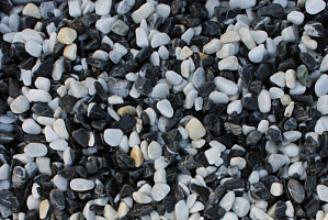 Kamenclub.ru: Мраморная крошка (щебень галтованный микс:белый-черный) фр.10-20 мм.  купить в Королеве мрамор белый, черный окатанные округлые декоративные ландшафтные камни щебня 15500 руб/т   фото КАМЕНЬ КЛУБ