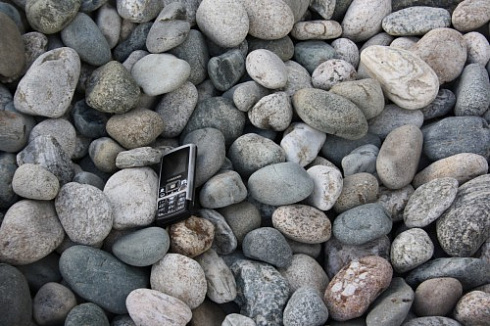 Kamenclub.ru: Галька речная окат (ассорти) фр. 50-100 мм. купить  в Королеве галька природная округлая серая белая черная серая коричневая синяя галька речная окатанная округлая 6200 руб/т   фото КАМЕНЬ КЛУБ