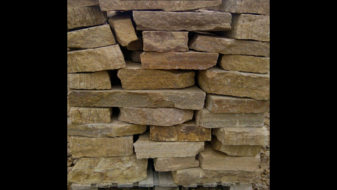 Kamenclub.ru: Песчаник пластушка желтый с рисунком (4-6 см)  купить в Королеве плитняк пластушка желтый с рисунком песчаник 9 000 руб/м3   фото КАМЕНЬ КЛУБ