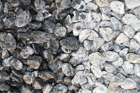 Kamenclub.ru: Щебень галтованный черный (мрамор) фр.20-40 мм.  купить в Королеве мрамор черный с белыми прожилками мрамор окатанный округлый 15000 руб/т   фото КАМЕНЬ КЛУБ