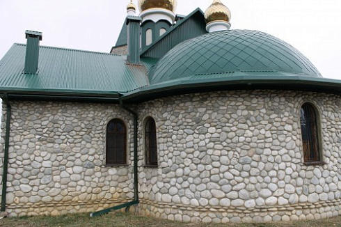 Kamenclub.ru: Галька речная плоская (бело-серая) фр. 100-200-300 мм. купить  в Королеве галька речная плоская серый, белый, бело-серый, серо-белый речная галька плоская  9000 руб/т   фото КАМЕНЬ КЛУБ