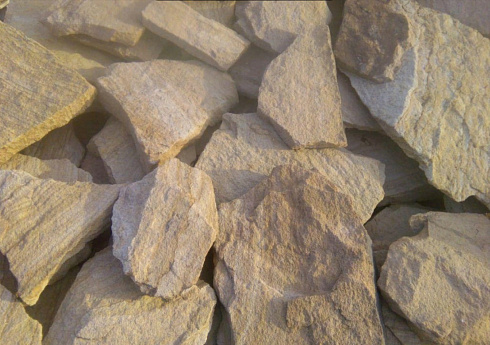 Kamenclub.ru: Песчаник пластушка "фонтанка" желтая (3,0 - 5,0 см)  купить в Королеве песчаник желтая, рыжий, желтый песчаник колотый рваный со сколом облицовочный 16200 руб/м3   фото КАМЕНЬ КЛУБ