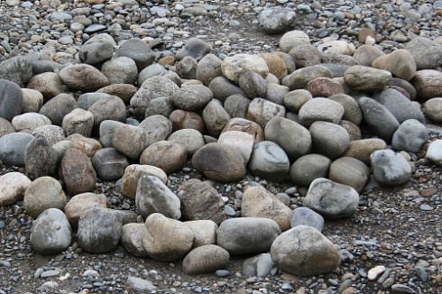 Kamenclub.ru: Речной валун (Ассорти) фр.100-300 мм.  купить в Королеве галечник серый, темно-серый, светло-серый речная галька крупных размеров 4200 руб/т   фото КАМЕНЬ КЛУБ