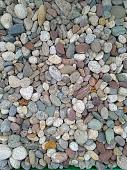 Kamenclub.ru: Галька горная речная окат (цветная) фр. 20-40 мм. купить  в Королеве галька речная серый синий бежевый белый окатанная речная галька ландшафтная 6800 руб/т   фото КАМЕНЬ КЛУБ