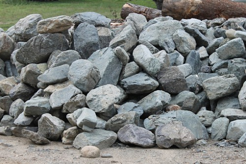 Kamenclub.ru: Гранит скальник (серо-зеленый) фр. 100-500 мм.  купить в Королеве гранит зеленый, серый, салатовый крупный ландшафтный валун 6 000 руб/т   фото КАМЕНЬ КЛУБ