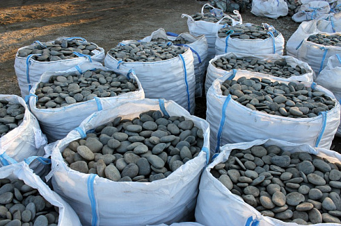 Kamenclub.ru: Галька речная плоская (ассорти) фр. 100-200-300 мм. купить  в Королеве галька плоская разноцветная серый белый темно-серый синий речная галька ландшафтная 8000 руб/т   фото КАМЕНЬ КЛУБ