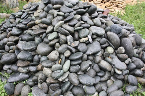 Kamenclub.ru: Темно-серый валунчик фр.100-300 мм.  купить в Королеве крупный природный камень серый, темно-серый, светло-серый речная галька большого размера окатанная 4500 руб/т   фото КАМЕНЬ КЛУБ