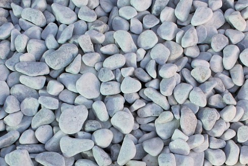 Kamenclub.ru: Щебень галтованный белый (мрамор) фр.5-10 мм.  купить в Королеве мрамор белый, айвори, молочный каменная мраморная декоративная ландшафтная крошка 17000 руб/т   фото КАМЕНЬ КЛУБ