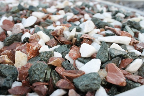 Kamenclub.ru: Мраморная крошка (щебень крошка микс: белый-зеленый-розовый) фр. 10-20 мм.  купить в Королеве мрамор белый, зеленый, розовый декоративный ландшафтный колотый щебень 12000 руб/т   фото КАМЕНЬ КЛУБ