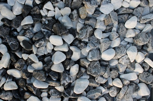 Kamenclub.ru: Мраморная крошка (щебень галтованный микс:: белый-черный) фр.20-40 мм  купить в Королеве мрамор белый, черный мраморный галтованный щебень 15500 руб/т   фото КАМЕНЬ КЛУБ