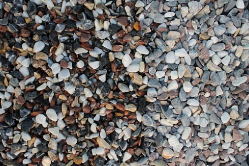 Kamenclub.ru: Мраморная крошка (щебень галтованный микс:белый-черный-розовый-медовый) фр.10-20 мм.  купить в Королеве мрамор белый, медовый, черный, розовый мраморный декоративный ландшафтный окатанный округлый галтованный щебень 15500 руб/т   фото КАМЕНЬ КЛУБ