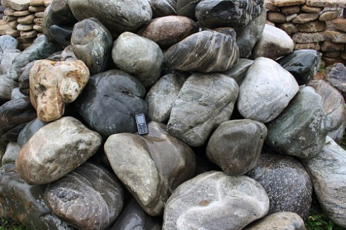 Kamenclub.ru: Речной валун Кабанчик фр.300-500 мм.  купить в Королеве крупный природный камень галька серый, темно-серый речной валун галечник масштабный 7000 руб/т   фото КАМЕНЬ КЛУБ