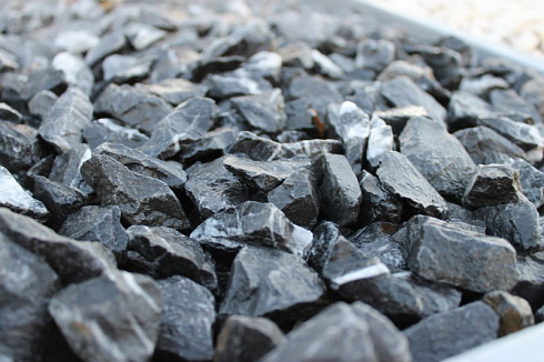 Kamenclub.ru: Щебень крошка черный (мрамор) фр. 5-10 мм.  купить в Королеве мрамор черный с белыми прожилками, черный, белый мраморная крошка декоративная ландшафтная 11000 руб/т   фото КАМЕНЬ КЛУБ