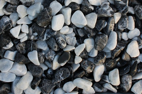 Kamenclub.ru: Мраморная крошка (щебень галтованный микс:: белый-черный) фр.20-40 мм  купить в Королеве мрамор белый, черный мраморный галтованный щебень 15500 руб/т   фото КАМЕНЬ КЛУБ