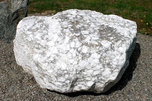 Kamenclub.ru: Мраморизированный известняк фр.500-1500 мм.  купить в Королеве    10000 руб/т   фото КАМЕНЬ КЛУБ