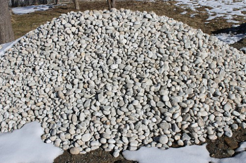 Kamenclub.ru: Галька речная окат (серо-белая) фр. 70-120 мм купить  в Королеве галька галечник бело-серая, серо-белая, серая, белая речная природная галька  8000 руб/т   фото КАМЕНЬ КЛУБ