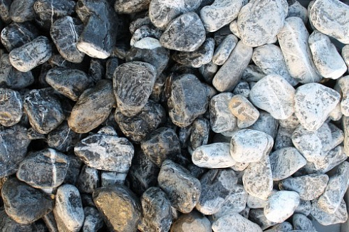 Kamenclub.ru: Щебень галтованный черный (мрамор) фр. 50-100 мм.  купить в Королеве мрамор черный с белыми прожилками щебень ландшафтный мраморный 15000 руб/т   фото КАМЕНЬ КЛУБ