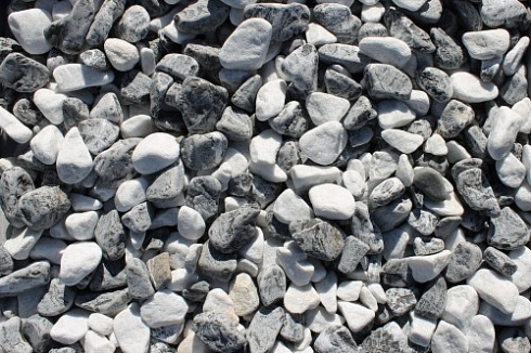 Kamenclub.ru: Мраморная крошка (щебень галтованный микс:: белый-черный) фр.20-40 мм  купить в Королеве мрамор белый, черный мраморный галтованный щебень 15500 руб/т   фото КАМЕНЬ КЛУБ