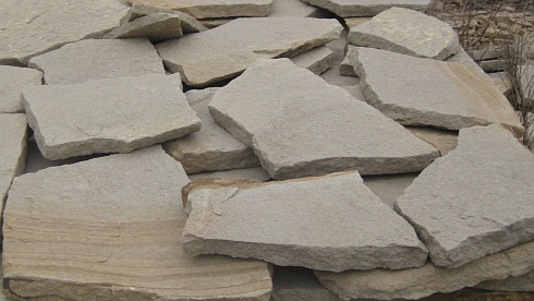 Kamenclub.ru: Песчаник пластушка светло-серый (2,0 см)  купить в Королеве плитняк- ластушка светло-серый, серый рваный ландшафтный плитняк колотый 13800 руб/м3   фото КАМЕНЬ КЛУБ