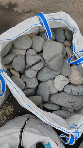 Kamenclub.ru: Галька речная плоская (темно-серая) фр. 70-150 мм. купить  в Королеве галечник природный темно-серый серый синий речная плоская природная окатанная  9000 руб/т   фото КАМЕНЬ КЛУБ