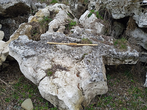 Kamenclub.ru: Выветренный известняк (степной) фр. 500-1500 мм.  купить в Королеве    10000 руб/т   фото КАМЕНЬ КЛУБ