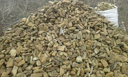 Kamenclub.ru: Песчаник для строительства и кладки блочный (фр 100-200 мм)  купить в Королеве песчаник бежевый серый рыжий валун мелкий для строительства песчаник 6500 руб/т   фото КАМЕНЬ КЛУБ