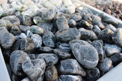 Kamenclub.ru: Щебень галтованный черный (мрамор) фр.20-40 мм.  купить в Королеве мрамор черный с белыми прожилками мрамор окатанный округлый 15000 руб/т   фото КАМЕНЬ КЛУБ