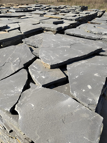 Kamenclub.ru: Песчаник пластушка светло-серый (2,0 см)  купить в Королеве плитняк- ластушка светло-серый, серый рваный ландшафтный плитняк колотый 13800 руб/м3   фото КАМЕНЬ КЛУБ