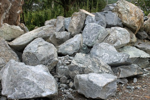 Kamenclub.ru: Змеевик скальник фр. 500-1500 мм.  купить в Королеве змеевик зеленый серый черный глыба скальная колотая 7500 руб/т   фото КАМЕНЬ КЛУБ