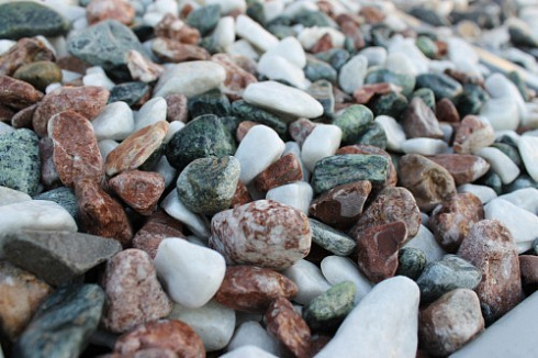 Kamenclub.ru: Мраморная крошка (щебень галтованный микс:белый-зеленый-розовый) фр.20-40 мм.  купить в Королеве мрамор белый, зеленый, розовый мрамор декоративный (галтовка) 15500 руб/т   фото КАМЕНЬ КЛУБ