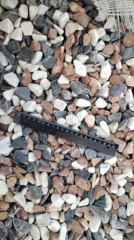 Kamenclub.ru: Мраморная крошка (щебень галтованный микс:белый-зеленый-розовый) фр.20-40 мм.  купить в Королеве мрамор белый, зеленый, розовый мрамор декоративный (галтовка) 15500 руб/т   фото КАМЕНЬ КЛУБ