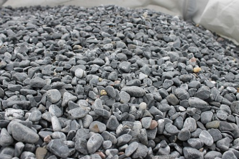 Kamenclub.ru: Щебень галтованный черный (мрамор) фр.10-20 мм.  купить в Королеве мрамор черный с белыми прожилками, черный, белый окатанный округлый ландшафтный декоративный щебень 15000 руб/т   фото КАМЕНЬ КЛУБ