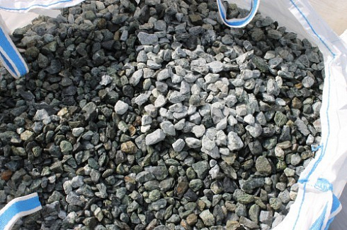 Kamenclub.ru: Щебень крошка зеленый (змеевик) фр. 20-40 мм.  купить в Королеве мрамор зеленый, салатовый ландшафтная мраморная крошка 8500 руб/т   фото КАМЕНЬ КЛУБ