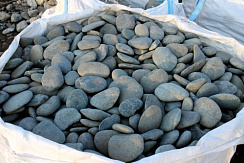 Kamenclub.ru: Галька речная плоская (темно-серая) фр. 100-200-300 мм. купить в Королеве галька речная плоская темно-серый, серый, синий речной галечник плоский 9000 руб/т   фото КАМЕНЬ КЛУБ