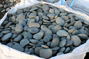 Kamenclub.ru: Галька речная плоская (темно-серая) фр. 100-200-300 мм. купить в Королеве галька речная плоская темно-серый, серый, синий речной галечник плоский 9000 руб/т   фото КАМЕНЬ КЛУБ