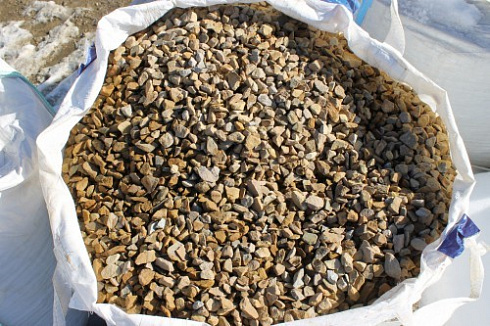 Kamenclub.ru: Щебень крошка желтый (песчаник) фр. 20-40 мм.  купить в Королеве песчаник бежевый рыжий каменная крошка песчаника 9500 руб/т   фото КАМЕНЬ КЛУБ