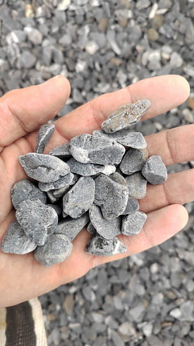 Kamenclub.ru: Щебень галтованный черный (мрамор) фр.10-20 мм.  купить в Королеве мрамор черный с белыми прожилками, черный, белый окатанный округлый ландшафтный декоративный щебень 15000 руб/т   фото КАМЕНЬ КЛУБ